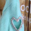 Pull tout doux vert pastel coeur strass sur les manches – Image 2