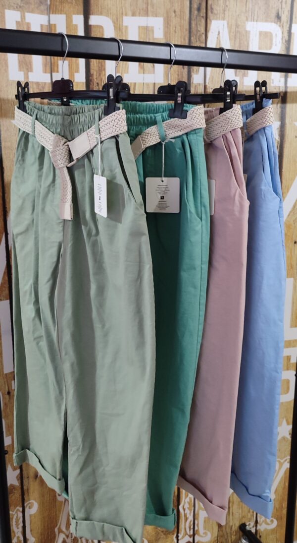 Pantalon carotte avec ceinture et poches kaki pastel – Image 3