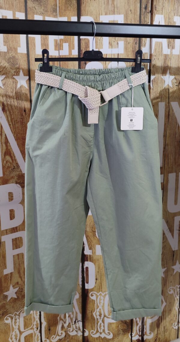 Pantalon carotte avec ceinture et poches kaki pastel