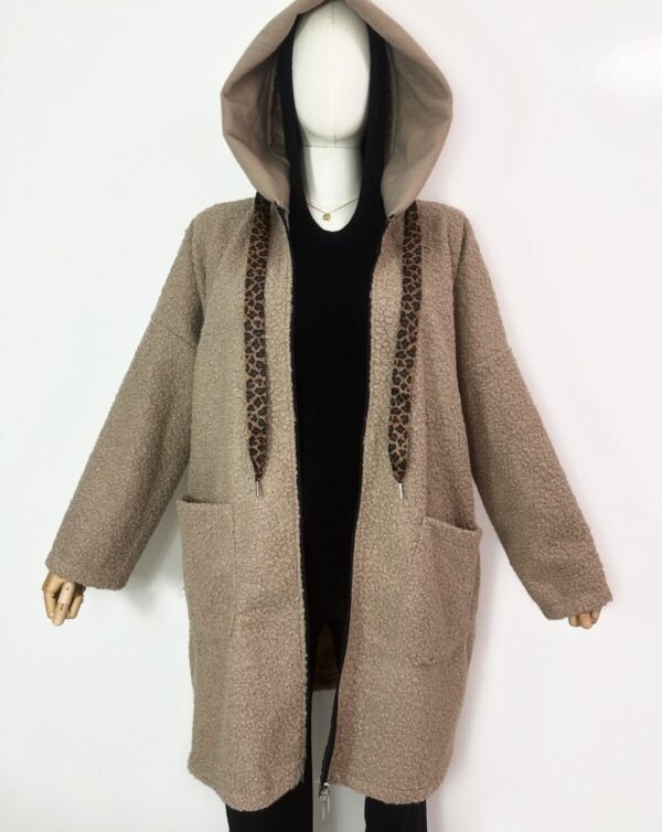 Manteau en "laine bouillie" bouclettes couleur taupe lacet léopard et capuche – Image 2