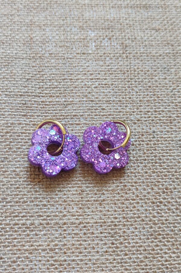 Paire de boucles d'oreilles créoles fleurs  flowers en résine et acier inoxydable – Image 2