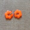 Paire de boucles d'oreilles créoles fleurs flowers en résine et acier inoxydable – Image 2