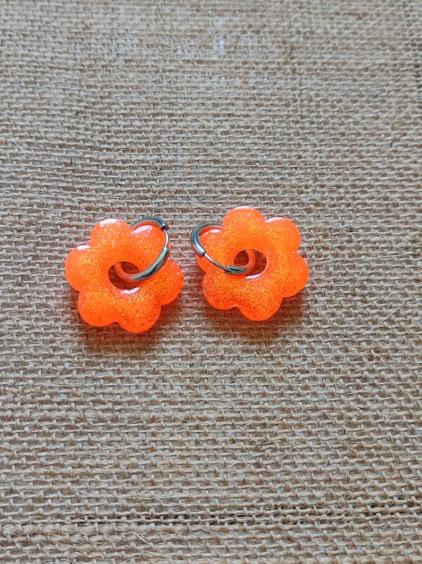 Paire de boucles d'oreilles créoles fleurs flowers en résine et acier inoxydable – Image 2