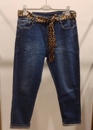 Jeans mom bleu avec ceinture foulard leopard