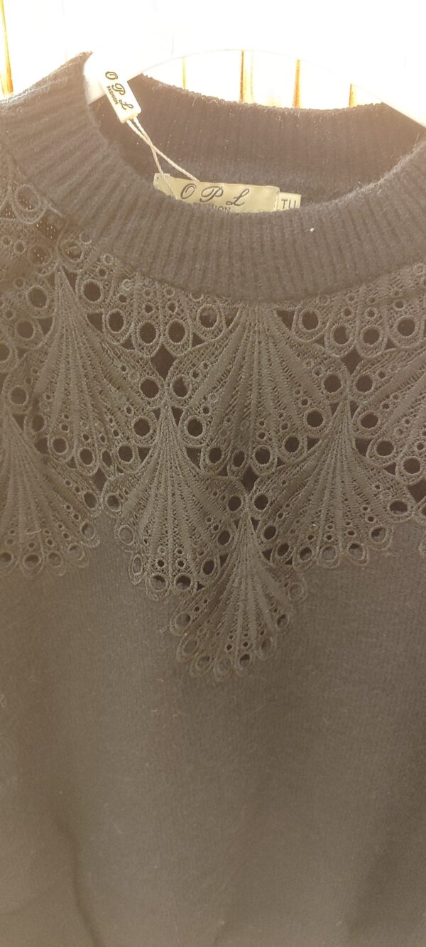 Pull doux col dentelle manches bouffantes noir