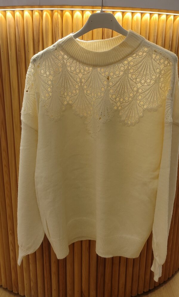 Pull doux col dentelle manches bouffantes écru