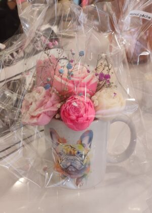 Mug bouledogue français avec bouquet de fleurs en bougies parfumées cadeau de fête des mères