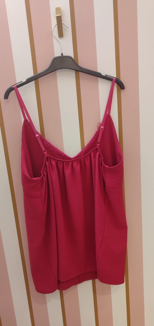 Top débardeur caraco belle taille bretelles fines et boutons fushia – Image 2
