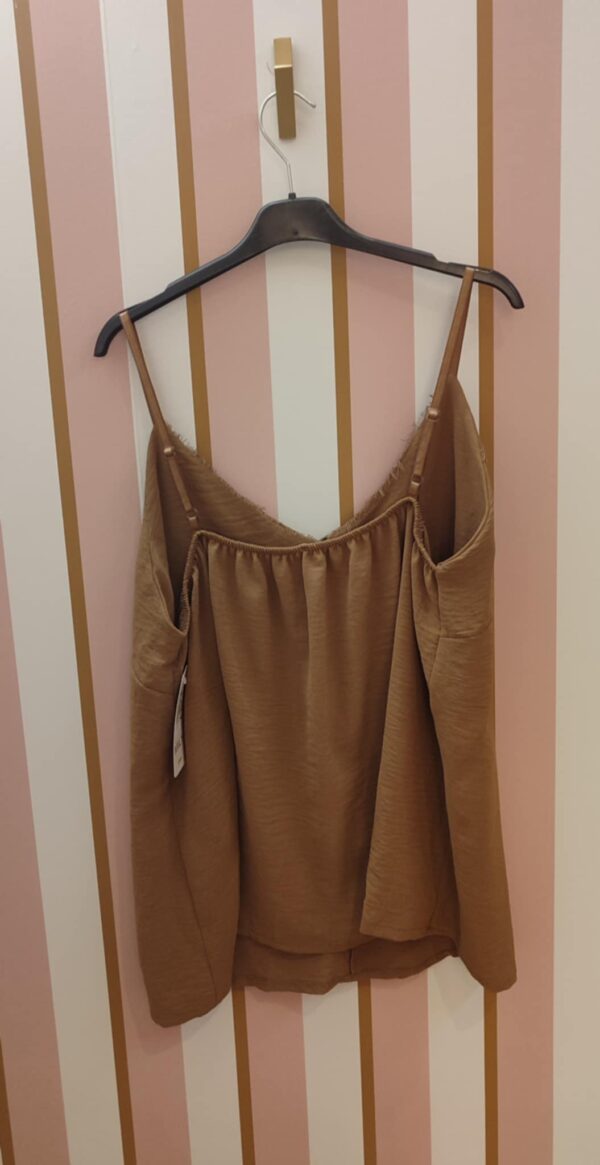 Top débardeur caraco belle taille bretelles fines et boutons camel – Image 2