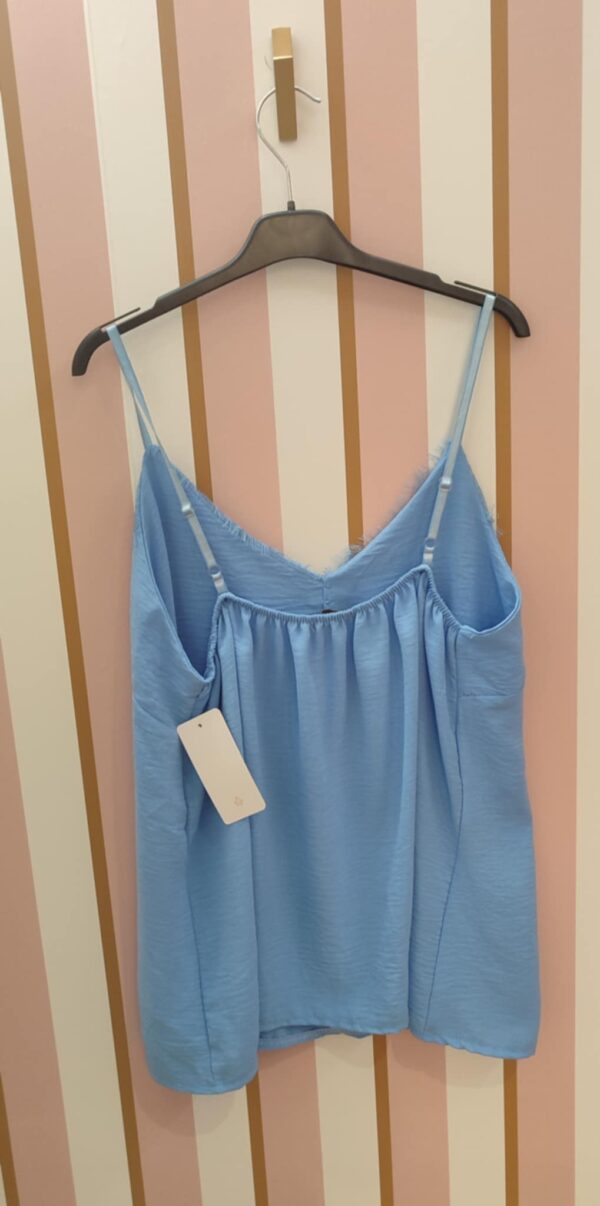 Top débardeur caraco belle taille bretelles fines et boutons bleu jeans – Image 2