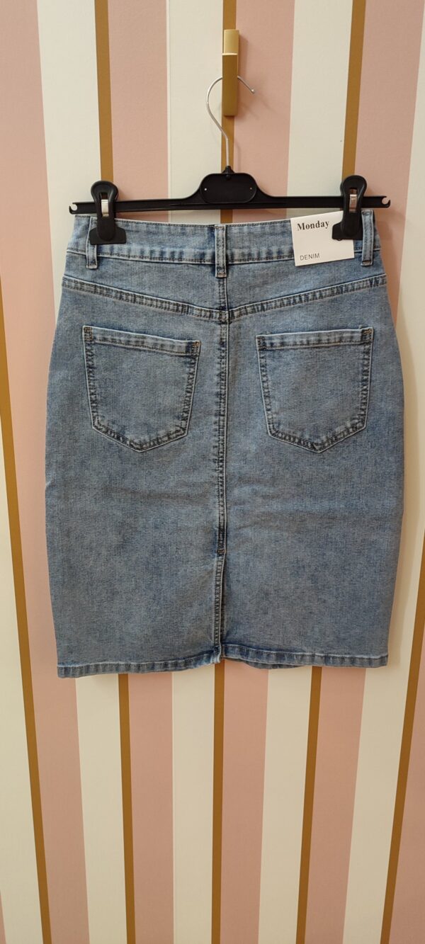 Jupe en jeans courte boutons et poches – Image 2