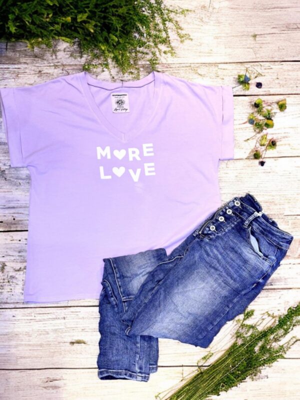 Tee-shirt April Vintage mauve col V more love pailleté blanc – Image 2