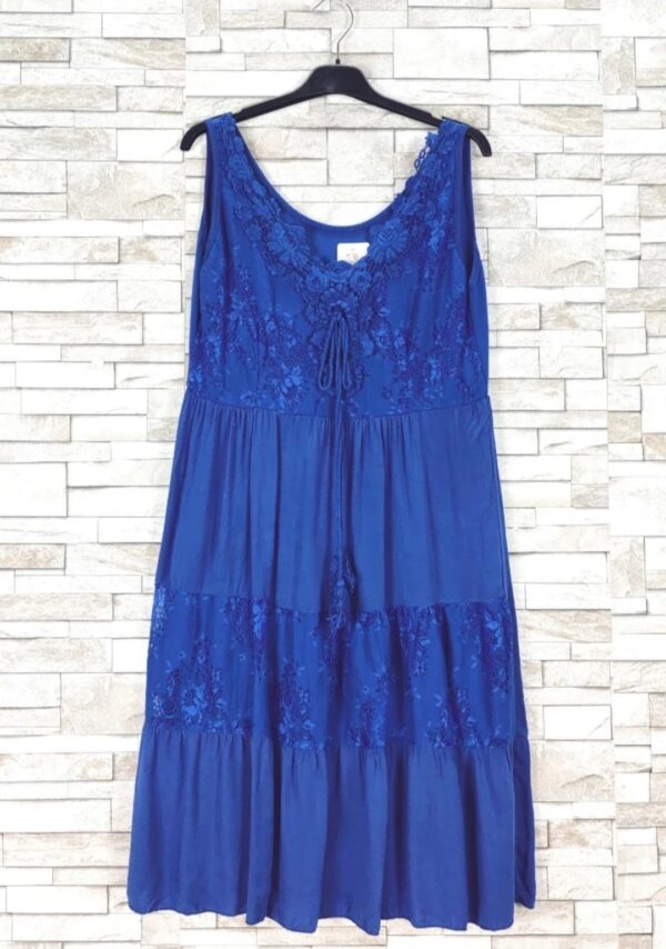Robe bretelles bleu dentelle avec doublure