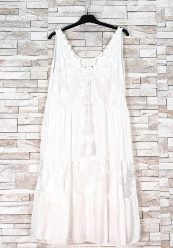 Robe bretelles blanc dentelle avec doublure