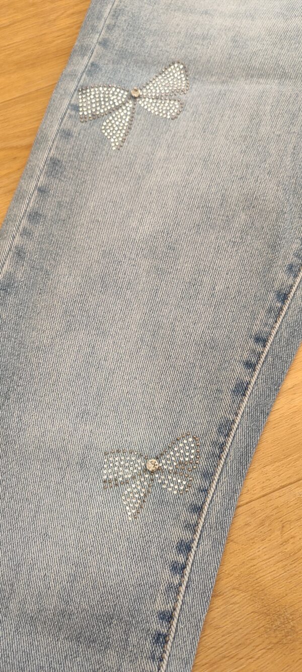 Jeans grande taille et petite taille bleu clair nœud papillon strass stretch – Image 2