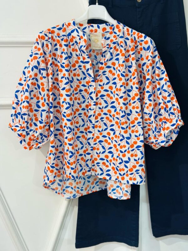 Blouse April Vintage liberty cerises bleu et rouge manches mi longues