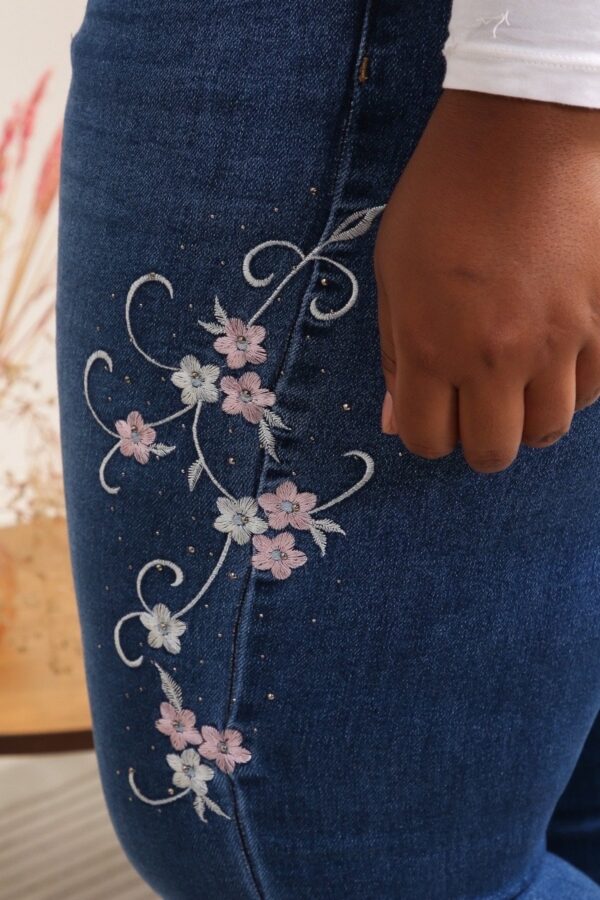 Jeans grande taille mom fit brodé fleurs bleu foncé – Image 2