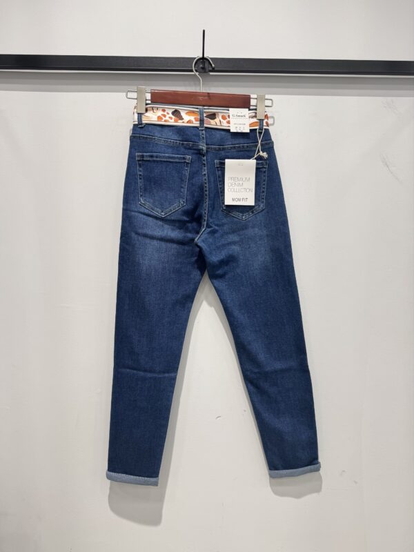 Jeans grande taille  bleu foncé mom fit avec ceinture foulard – Image 2