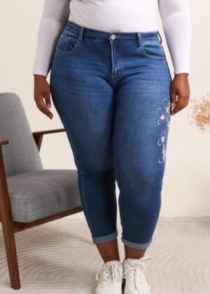 Jeans grande taille mom fit brodé fleurs bleu foncé