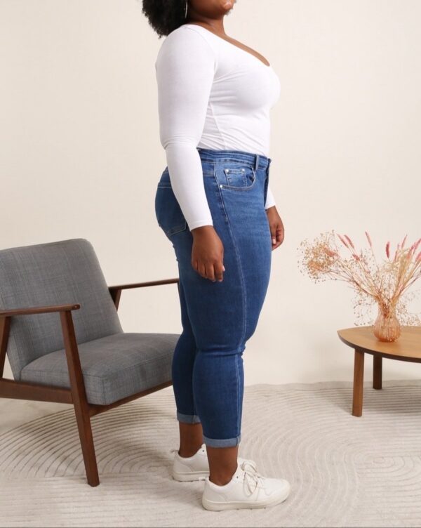 Jeans grande taille mom fit brodé fleurs bleu foncé – Image 3