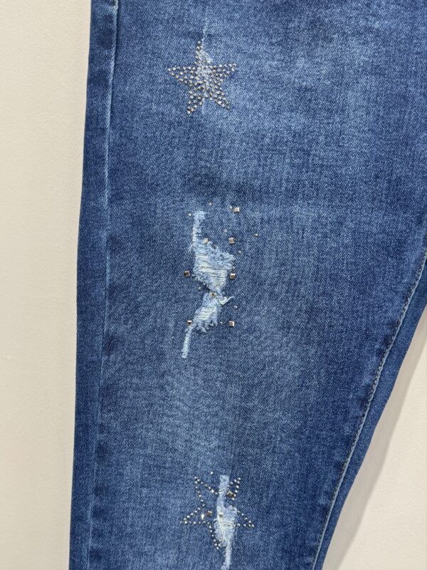 Jeans grande taille bleu foncé déchiré avec strass étoile – Image 3