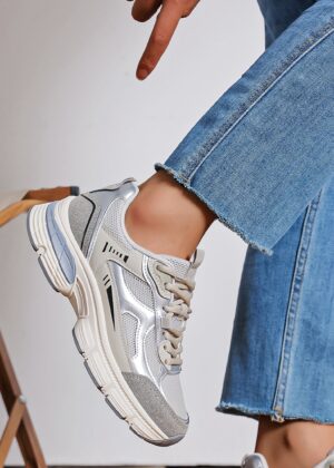 Baskets grises et blanches