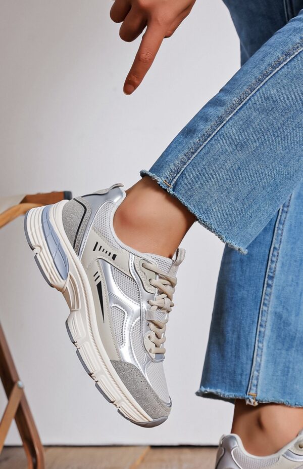 Baskets grises et blanches