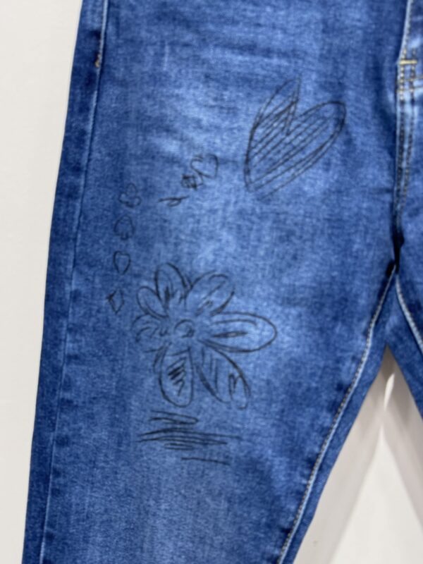 Jeans bleu stretch motifs noirs – Image 2