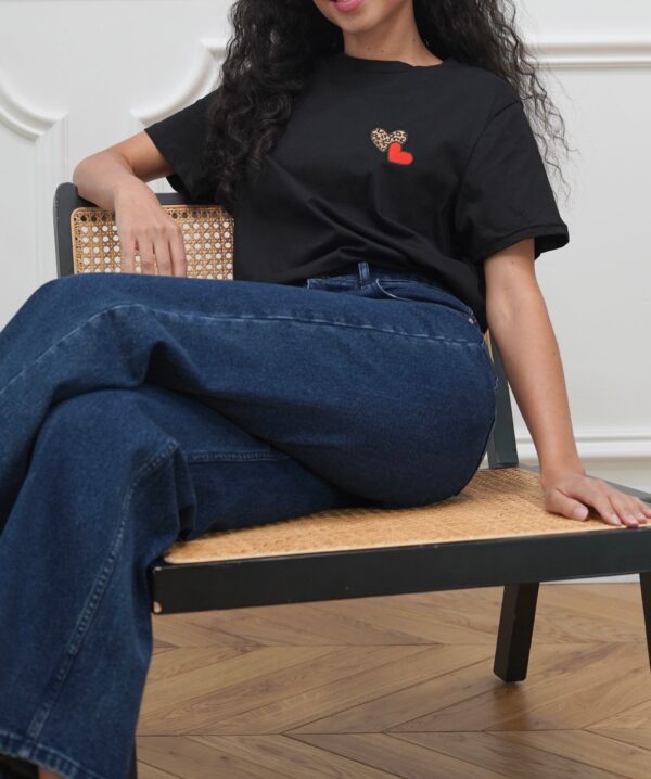 Tee-shirt coeur rouge et léopard noir – Image 4
