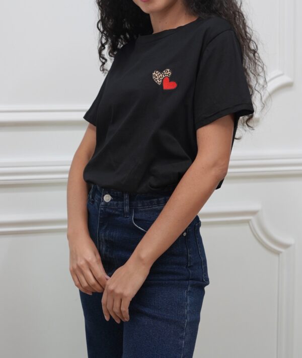 Tee-shirt coeur rouge et léopard noir – Image 2