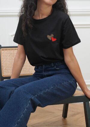 Tee-shirt coeur rouge et léopard noir