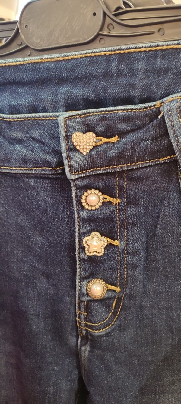 Jeans grande taille boutons décoratifs bleu stretch – Image 3