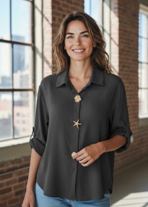 Chemise noir manches trois quart avec broches dorées