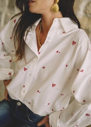 Chemisier blanc et cœurs rouges brodés
