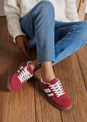 Baskets bordeaux et bandes blanches