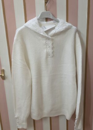 Pull blanc capuche et manche dentelle
