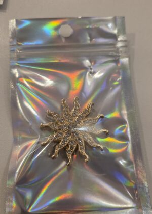 Broche dorée soleil strass