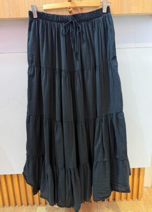 Jupe bohème noir fluide et légère avec doublure, Élastique à la taille
