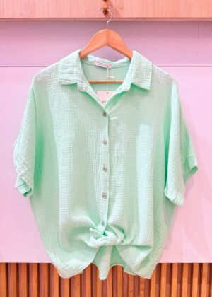 Blouse vert menthe oversize en gaz de coton, se porte nouée ou longue