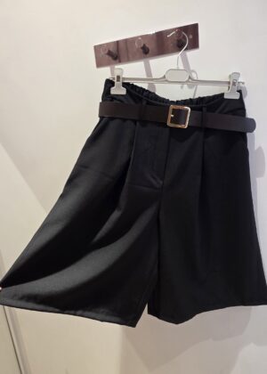 Bermuda noir avec ceinture marron
