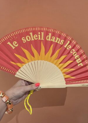 Éventail le soleil dans le coeur