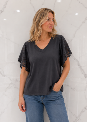 Tee-shirt dentelle manches noir col V