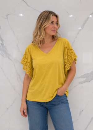 Tee-shirt dentelle manches moutarde col V