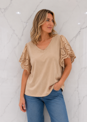Tee-shirt dentelle manches camel col V